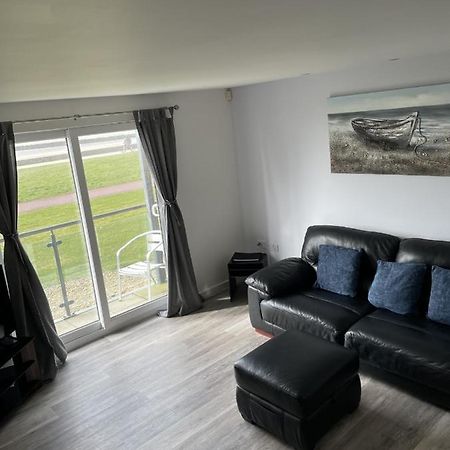 Beach Front Ground Floor Apartment Лланеллі Екстер'єр фото